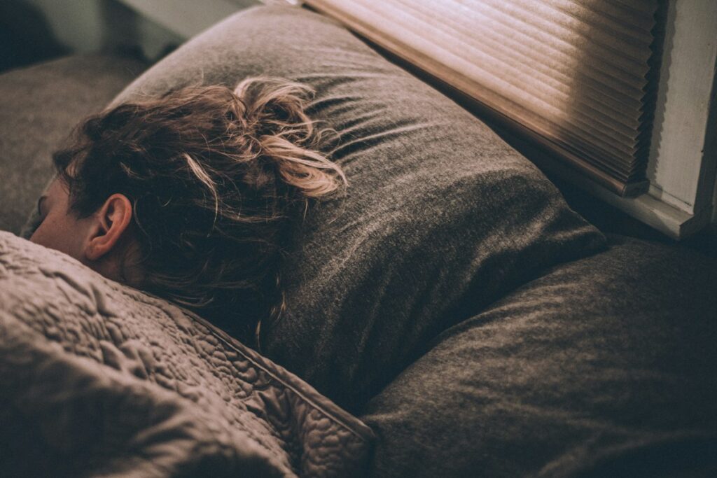 ぐっすり眠る人